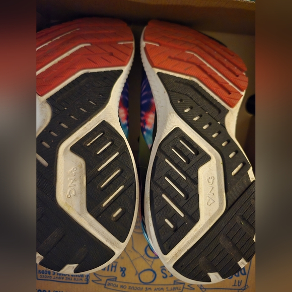 Brooks launch 8 - Picture 2 of 3